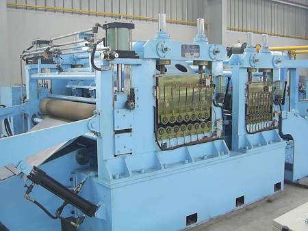 CNC Cut-to-Length Machine - SF-S420 / SF-S432 / SF-S460 / SF-S520 / SF-S532 / SF-S560 / SF-S7120. Fine Leveler of Cut-to-Length Machine: Upper and lower rollers press in smoothing the steel sheet.
